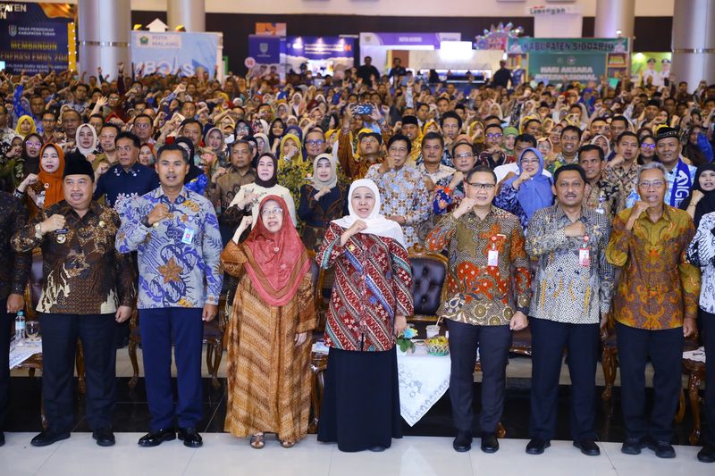 Momen Khofifah terharu diberi kejutan guru semasa sekolahnya datang