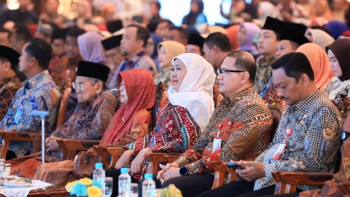 Momen Khofifah terharu diberi kejutan guru semasa sekolahnya datang