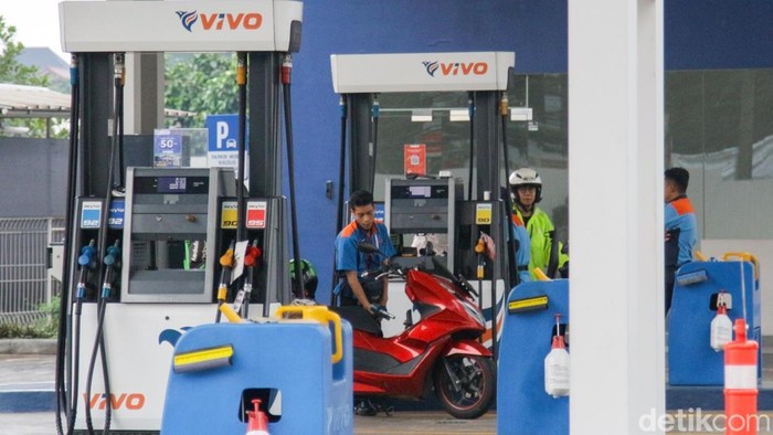 Mulai Desember, Tarif BBM Non-Subsidi Naik di Seluruh Indonesia Harga bahan bakar minyak (BBM) non-subsidi resmi mengalami penyesuaian mulai 1 Desember 2025. PT Pertamina (Persero) memperbarui tarif sejumlah jenis BBM non-subsidi yang berlaku di seluruh Indonesia, menyusul evaluasi rutin berdasarkan perkembangan kondisi ekonomi dan harga energi global.