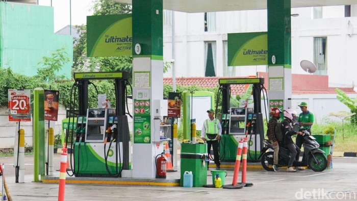 Harga bahan bakar minyak (BBM) non-subsidi resmi mengalami penyesuaian mulai 1 Desember 2025. PT Pertamina (Persero) memperbarui tarif sejumlah jenis BBM non-subsidi yang berlaku di seluruh Indonesia, menyusul evaluasi rutin berdasarkan perkembangan kondisi ekonomi dan harga energi global.