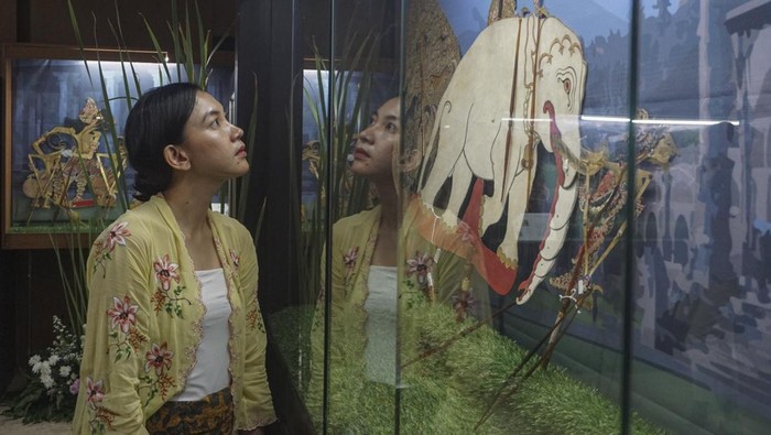 Dalang Ki Nanang Hape mementaskan wayang urban dalam pameran temporer wayang Asmaradana di Museum Wayang, Jakarta, Selasa (2/12/2025). Pameran dalam rangka memperingati Hari Wayang Nasional yang berlangsung hingga 6 Januari 2026 tersebut menampilkan koleksi wayang dengan kisah-kisah abadi tentang kasih sayang, kesetiaan, pengorbanan, dan nilai kemanusiaan dalam tradisi wayang. ANTARA FOTO/Ika Maryani