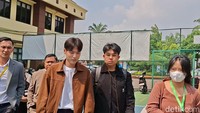 Kita dari pihak pemohon tadi telah membuktikan berdasarkan bukti-bukti yang kita ajukan dan saksi yang kita ajukan. Pada intinya, kami dari pemohon hanya simpel. Cerainya ingin dikabulkan, permohonan cerai talaknya dikabulkan oleh Pengadilan Agama Jakarta Selatan, dan hak asuh ketiga anak—ketiga anaknya ya—jatuh kepada pemohon, kata kuasa hukum Na Daehoon, Rio Rahmat Effendi. Foto: Febryantino/detikcom