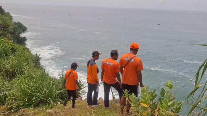 Tim SAR saat melakukan pencarian nelayan yang hilang di perairan Pantai Nguluran, Gunungkidul.