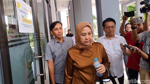 Nurhidayah, istri Indra Jaya Usman alias IJU, salah satu tersangka uang siluman baru keluar dari ruang penyidik Kejati NTB, Selasa (2/12/2025).