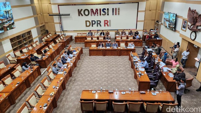 Panitia Kerja (Panja) Reformasi Kepolisian, Kejaksaan, dan Pengadilan bentukan DPR menggelar rapat perdana hari ini, Selasa (2/12/2025). Panja mengundang ahli untuk mendapatkan masukan soal reformasi penegak hukum.