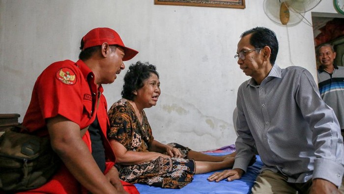 Adi Sutarwijono (kanan), kader PDIP Surabaya menjenguk Markammah