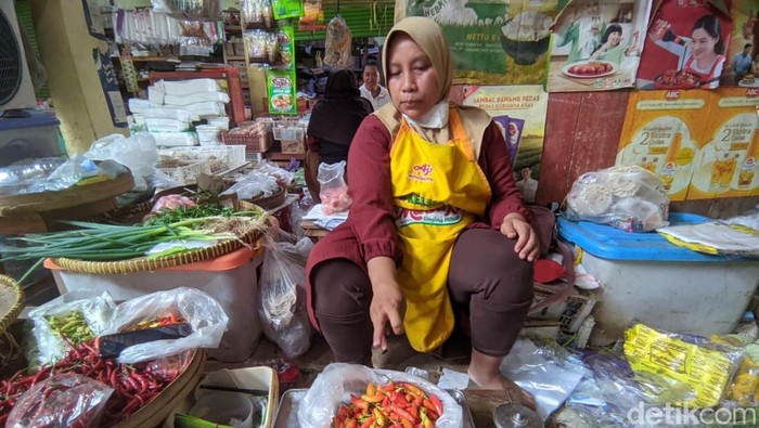 Pedagang di Pasar Sentolo Kulon Progo tengah menimbang cabai rawit merah yang harganya kini ngegas, Selasa (2/12/2025).