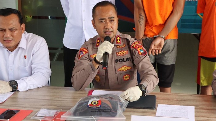 Kapolres Babar AKBP Pradana Aditya Nugraha saat merilis kasus pembunuhan tersebut.
