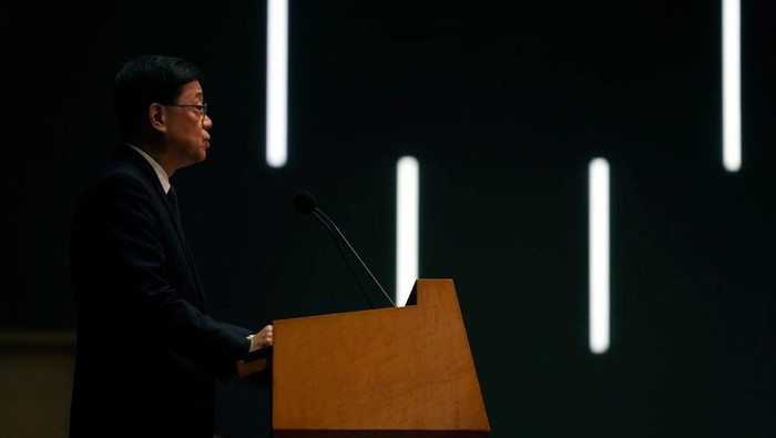 Pemimpin eksekutif Hong Kong, John Lee, menggelar konferensi pers pada Selasa (2/12) untuk membahas penyelidikan kebakaran apartemen yang mematikan. (AP Photo/Ng Han Guan)