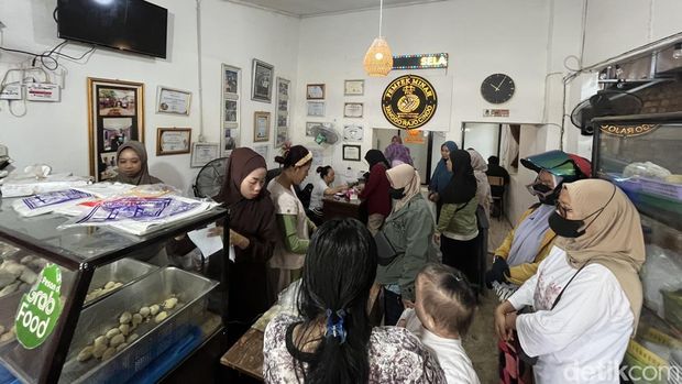 Pempek Minah di Kampung Pempek Palembang saat ramai pembeli. Pempek Minah di Kampung Pempek Palembang saat ramai pembeli.
