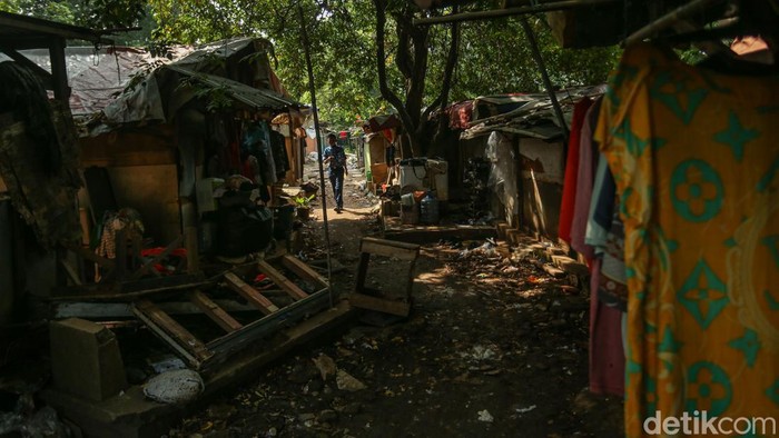 Warga berkemas saat akan meninggalkan rumahnya di TPU Menteng Pulo, Jakarta, Selasa (2/12/2025). Pemprov DKI Jakarta merelokasi ratusan warga bantaran Tempat Pemakaman Umum (TPU) ke Rumah Susun Jagakarsa.