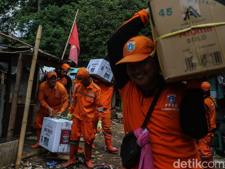 Warga Bantaran TPU Menteng Pulo II Mulai Hijrah ke Rusun Jagakarsa
