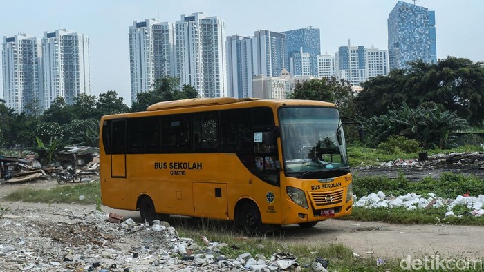 Warga berkemas saat akan meninggalkan rumahnya di TPU Menteng Pulo, Jakarta, Selasa (2/12/2025). Pemprov DKI Jakarta merelokasi ratusan warga bantaran Tempat Pemakaman Umum (TPU) ke Rumah Susun Jagakarsa.