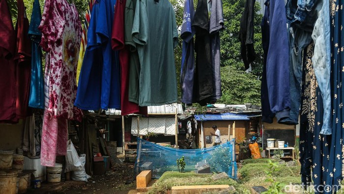Warga berkemas saat akan meninggalkan rumahnya di TPU Menteng Pulo, Jakarta, Selasa (2/12/2025). Pemprov DKI Jakarta merelokasi ratusan warga bantaran Tempat Pemakaman Umum (TPU) ke Rumah Susun Jagakarsa.