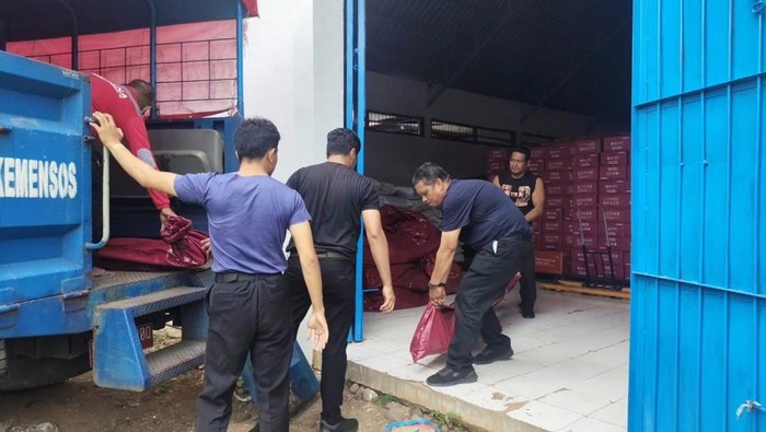 Pemprov Sulsel mengirimkan bantuan logistik untuk korban banjir di Bantaeng.