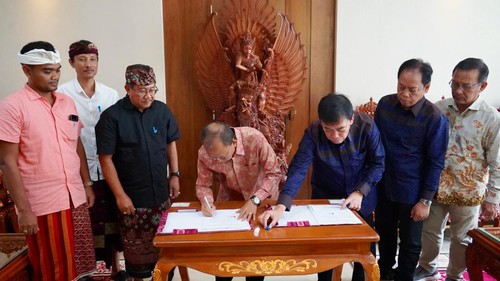 Penandatanganan nota kesepahaman domain .bali antara Gubernur Bali, Wayan Koster, dengan PANDI di Rumah Jabatan Gubernur Bali, Jaya Sabha, Denpasar, Kamis (27/11/2025). (Foto: Dok. Pemprov Bali)