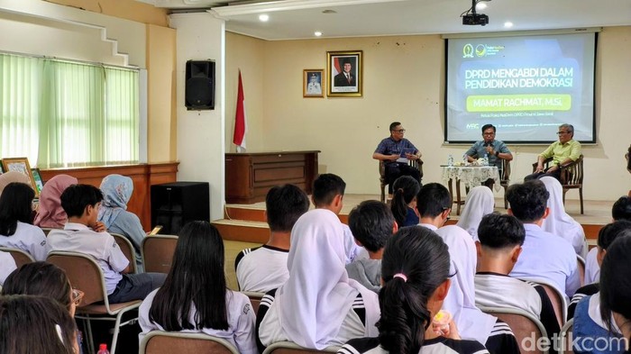 Pendidikan demokrasi oleh Ketua Fraksi NasDem DPRD Jabar, Mamat Rachmat di SMAN 2 Bandung