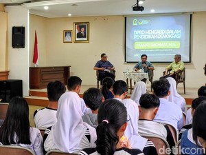 Ketua Fraksi NasDem Jabar Buka Wawasan Demokrasi Pelajar Lewat Dialog