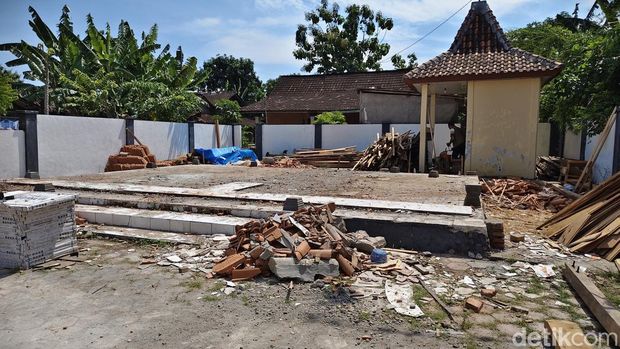 Penampakan Pendopo Petilasan Mangkubumi di Sragen yang tiba-tiba ambruk, Selasa (2/12/2025).