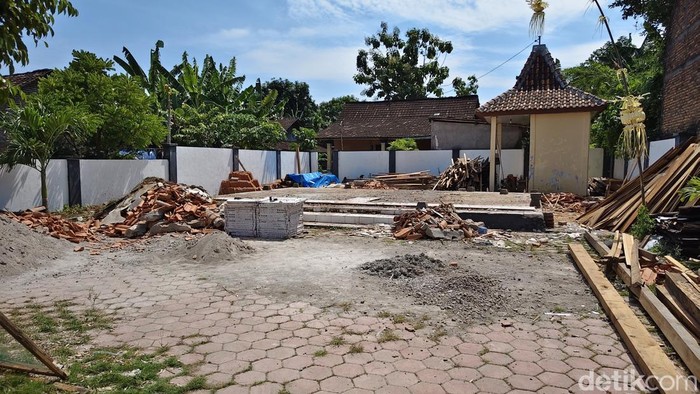 Penampakan Pendopo Petilasan Mangkubumi di Sragen yang tiba-tiba ambruk, Selasa (2/12/2025).