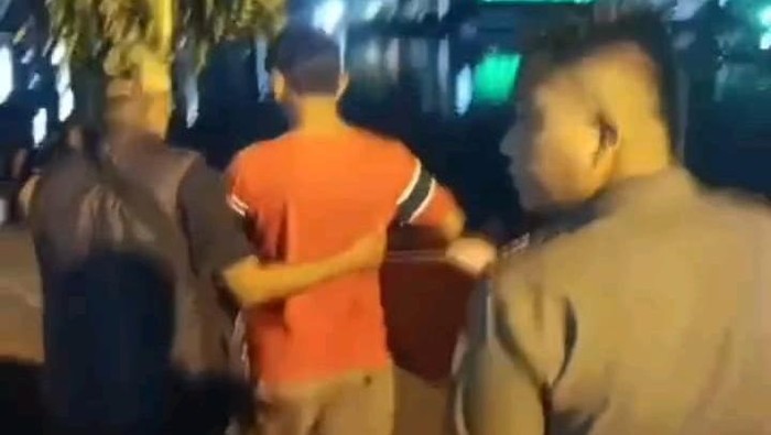 Pengamen resahkan pengunjung di kawasan Kambang Iwak, Pallembang, diamankan