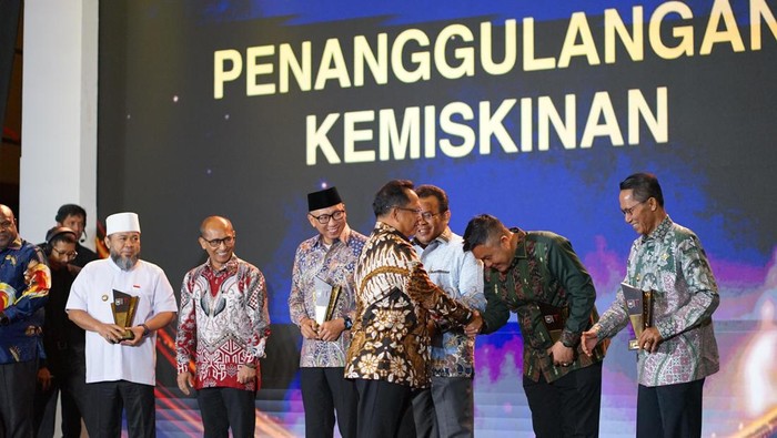 Sekretaris Daerah (Sekda) Kota Palembang Aprizal Hasyim menerima penghargaan dari Kemendagri