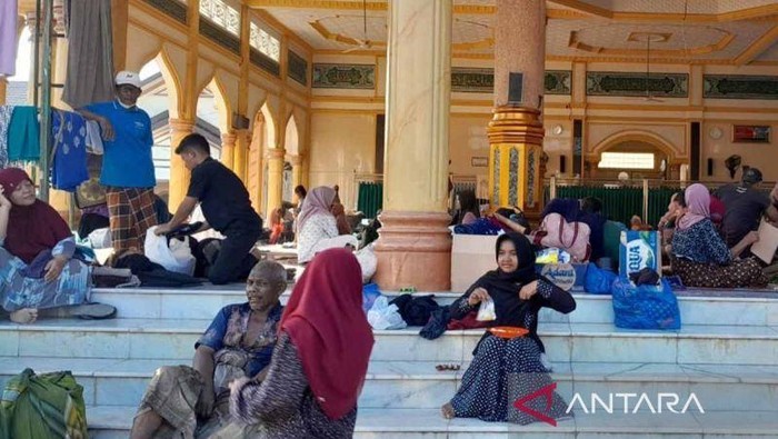 Pengungsi korban banjir di Masjid Jamik Ulee Tutue, Kecamatan Kutablang, Kabupaten Bireuen, Aceh, Selasa (2/12/2025). ANTARA/M Haris SA
