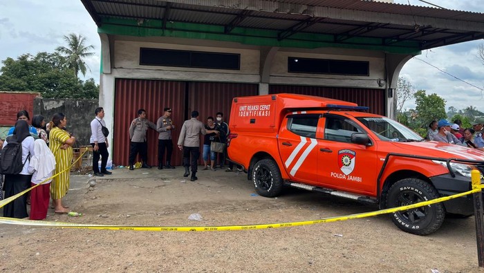 Polisi saat melakukan olah TKP dan mengevakuasi jemazah wanit tewas dalam ruko di Jambi