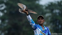 Tak hanya burung, para joki burung juga tampil maksimal dengan mengenakan jersey sesuai dengan nama tim. Dalam satu tim minimal terdapat tiga joki dengan tugas berbeda.