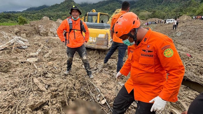 Petugas Basarnas saat menrmikan jasad korban. (dok. Basarnas Medan)