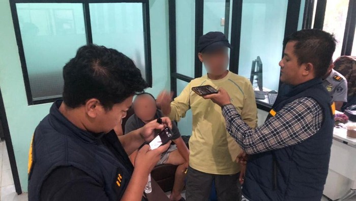 Petugas Imigrasi Ketapang menangkap tiga WNA Tiongkok di PLBN Entikong karena diduga terlibat penambangan emas ilegal.