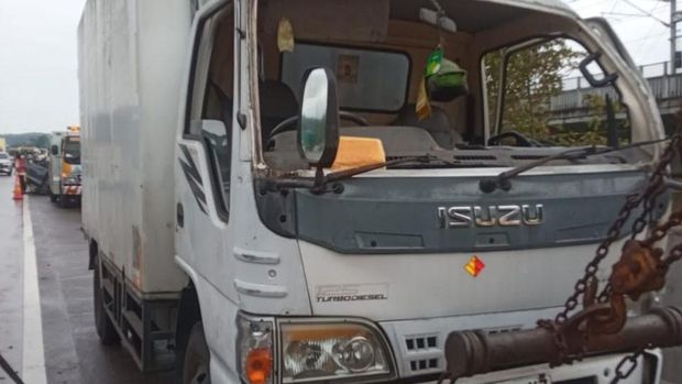 Petugas mengevakuasi kendaraan yang terlibat kecelakaan beruntun di Jalan Tol Cipularang. (Dok. Jasa Marga)