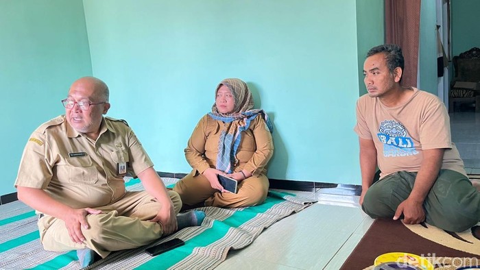 Petugas menyambangi rumah Sutiono, suami PMI yang meninggal dalam kebakaran apartemen Hong Kong