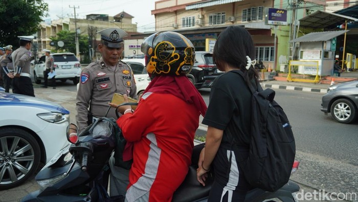 Petugas saat melakukan razia lalu lintas di Kota Jambi