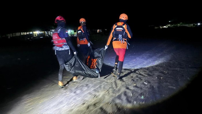 Petugas Sar Cianjur evakuasi jasad remaja yang hilang tenggelam di Pantai Jayanti.