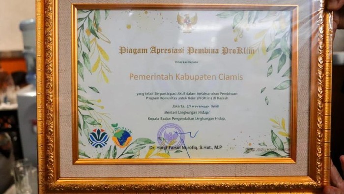 Piagam Penghargaan ProKlim dari KLHK untuk Ciamis.