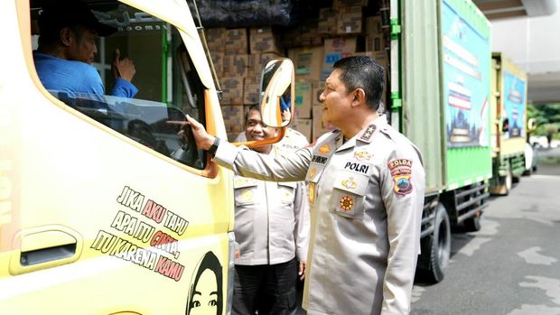 Kapolda Jateng, Irjen Ribut Hari Wibowo, saat melepas truk yang memuat bantuan di Mapolda Jateng untuk dikirim ke korban bencana Sumatera Utara, Aceh, dan Sumatera Barat.