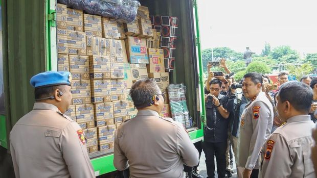 Kapolda Jateng, Irjen Ribut Hari Wibowo, saat melepas truk yang memuat bantuan di Mapolda Jateng untuk dikirim ke korban bencana Sumatera Utara, Aceh, dan Sumatera Barat.