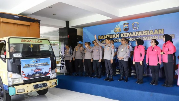Kapolda Jateng, Irjen Ribut Hari Wibowo, saat melepas truk yang memuat bantuan di Mapolda Jateng untuk dikirim ke korban bencana Sumatera Utara, Aceh, dan Sumatera Barat.