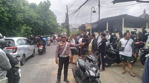Polisi melakukan olah TKP kecelakaan yang menewaskan seorang ayah dan dua anaknya di Jalan Goa Gong, Desa Ungasan, Kuta Selatan, Badung, Bali, Selasa (2/12/2025). (Foto: Dok. Polsek Kuta Selatan)