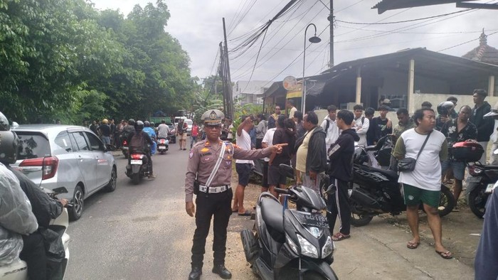 Polisi melakukan olah TKP kecelakaan yang menewaskan seorang ayah dan dua anaknya di Jalan Goa Gong, Desa Ungasan, Kuta Selatan, Badung, Bali, Selasa (2/12/2025). (Foto: Dok. Polsek Kuta Selatan)