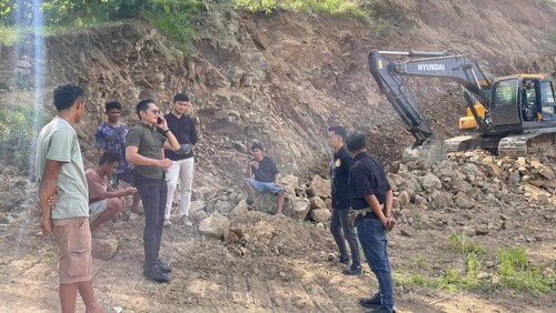 Polisi menertibkan tambang galian C tak berizin di Desa Risa, Kecamatan Woha, Kabupaten Bima, NTB, Selasa, (2/12/2025). (Foto: Dok. Polres Bima)