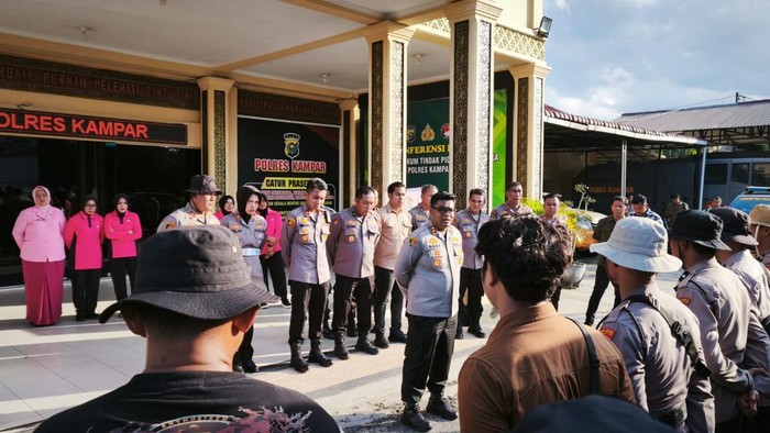 Polres Kampar mengirimkan personel untuk membantu pencarian Ipda Angga yang hilang saat banjir bandang di Jembatan Kembar, Padang.