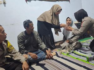 Polres Pasuruan Takziah-Beri Bantuan Korban Kecelakaan KA Mutiara Timur
