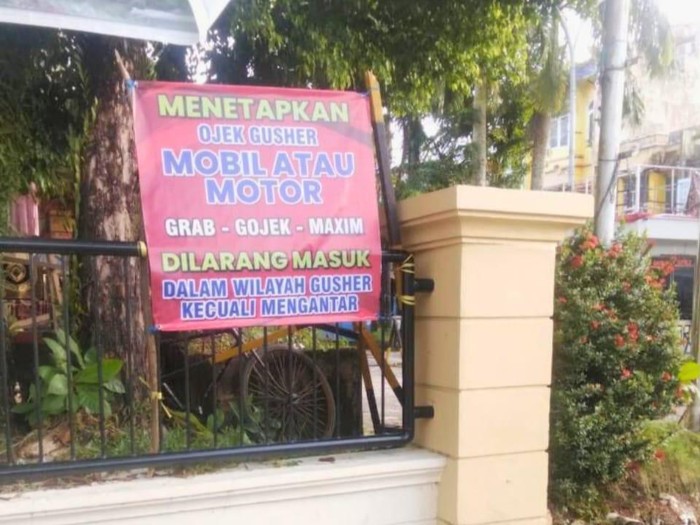 Poster larangan ojek online masuk ke wilayah Pasar Gusher Tarakan yang dipasang oleh ojek pangkalan.