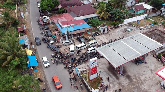 Sejumlah kendaraan antre panjang menunggu Bahan Bakar Minyak (BBM) di SPBU Kecamatan Batang Toru, Kabupaten Tapanuli Selatan, Sumatera Utara, Selasa (2/12/2025). Bencana banjir bandang yang terjadi pada Selasa (25/11) lalu menyebabkan BBM tdak tersedia di daerah tersebut. ANTARA FOTO/Yudi Manar/foc.
