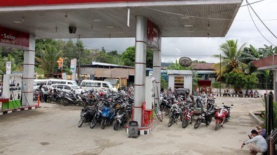 Potret Kendaraan Mengular, SPBU Batang Toru Kehabisan Pasokan BBM