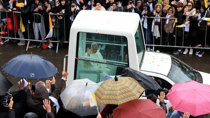 Pope Leo XIV waves at people as he arrives to visit the tomb of Saint Charbel Makhlouf at the Monastery of Saint Maron, during his first apostolic journey, in Annaya, Lebanon December 1, 2025. REUTERS/Mohamed Azakir