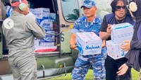 Turun dari helikopter, Praz Teguh ikut estafet kardus air mineral. Ia menurunkan satu per satu air minum untuk dibagikan kepada pengungsi. Foto: Instagram/praz_teguh
