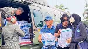 Praz Teguh berhasil menggalang donasi Rp1,3 miliar hanya dalam sehari dan menyalurkannya lewat koordinasi dengan TNI AU hingga terbang pakai helikopter. Foto: Instagram Praz Teguh